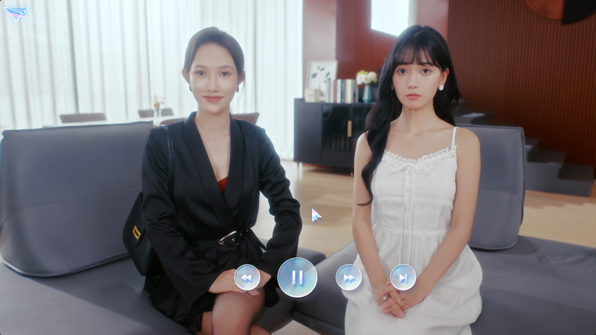 遊戲場景截圖，男主角和女主角在夜晚的戶外，氛圍浪漫。