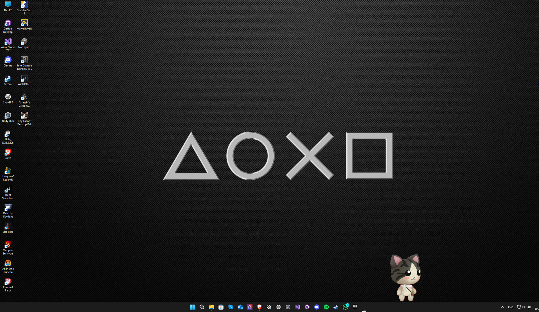 一隻戴著派對帽的貓咪寵物在桌面上，旁邊有蘋果和遊戲介面。