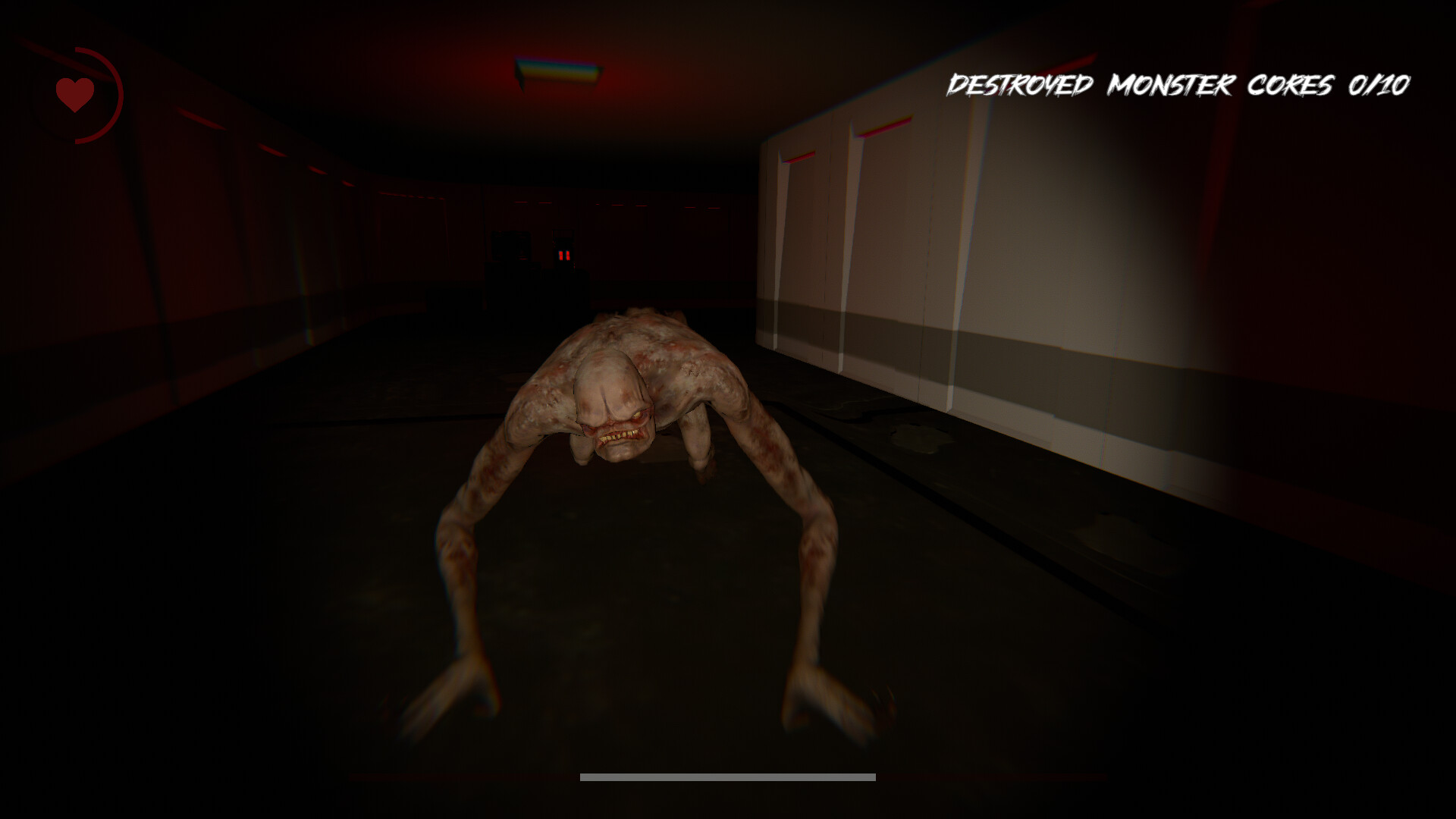 玩家躲在一個物體後面，窺視著走廊裡的怪物