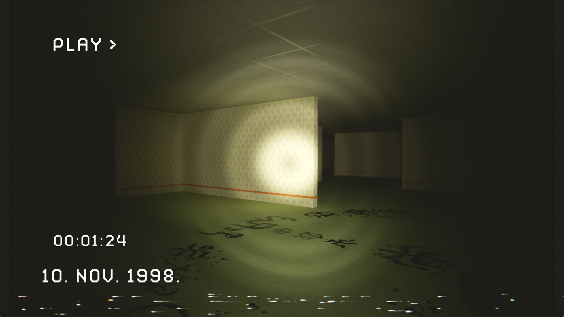 遊戲中著名的泳池房場景，水面倒映著天花板，營造出寧靜而詭異的氣氛。