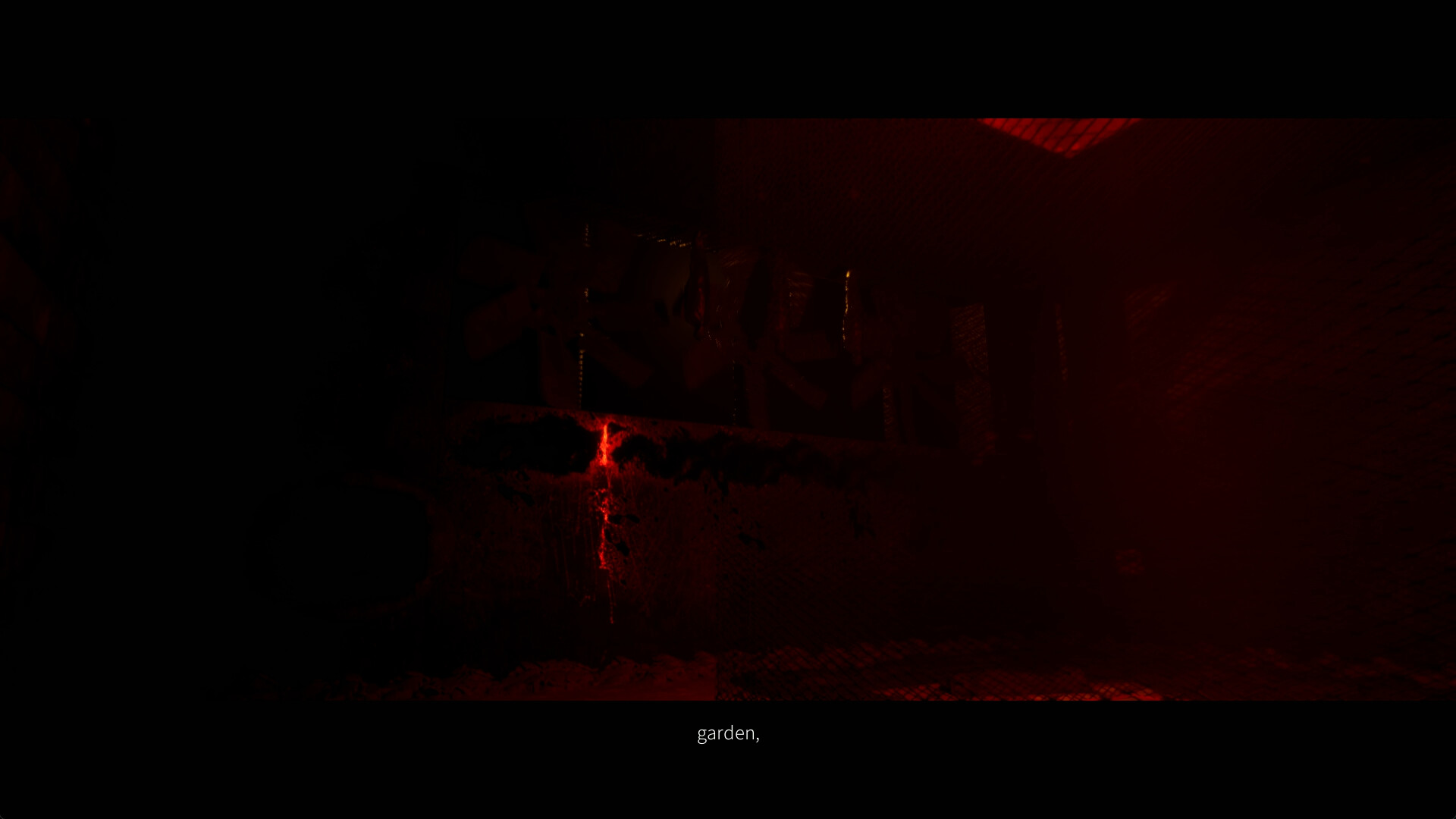 一個神秘的人物背影站在遠處。