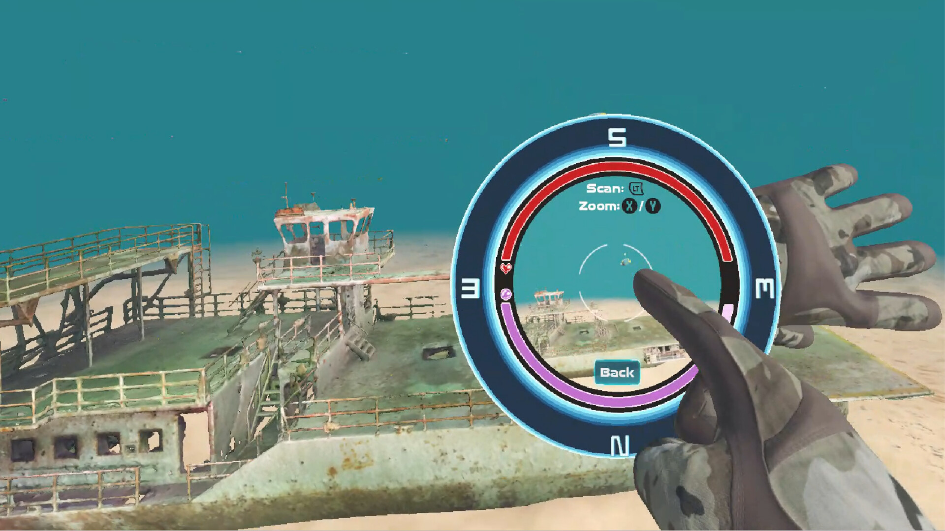 玩家在沉船的內部通道中探索,手電筒的光束照亮了前方的黑暗。