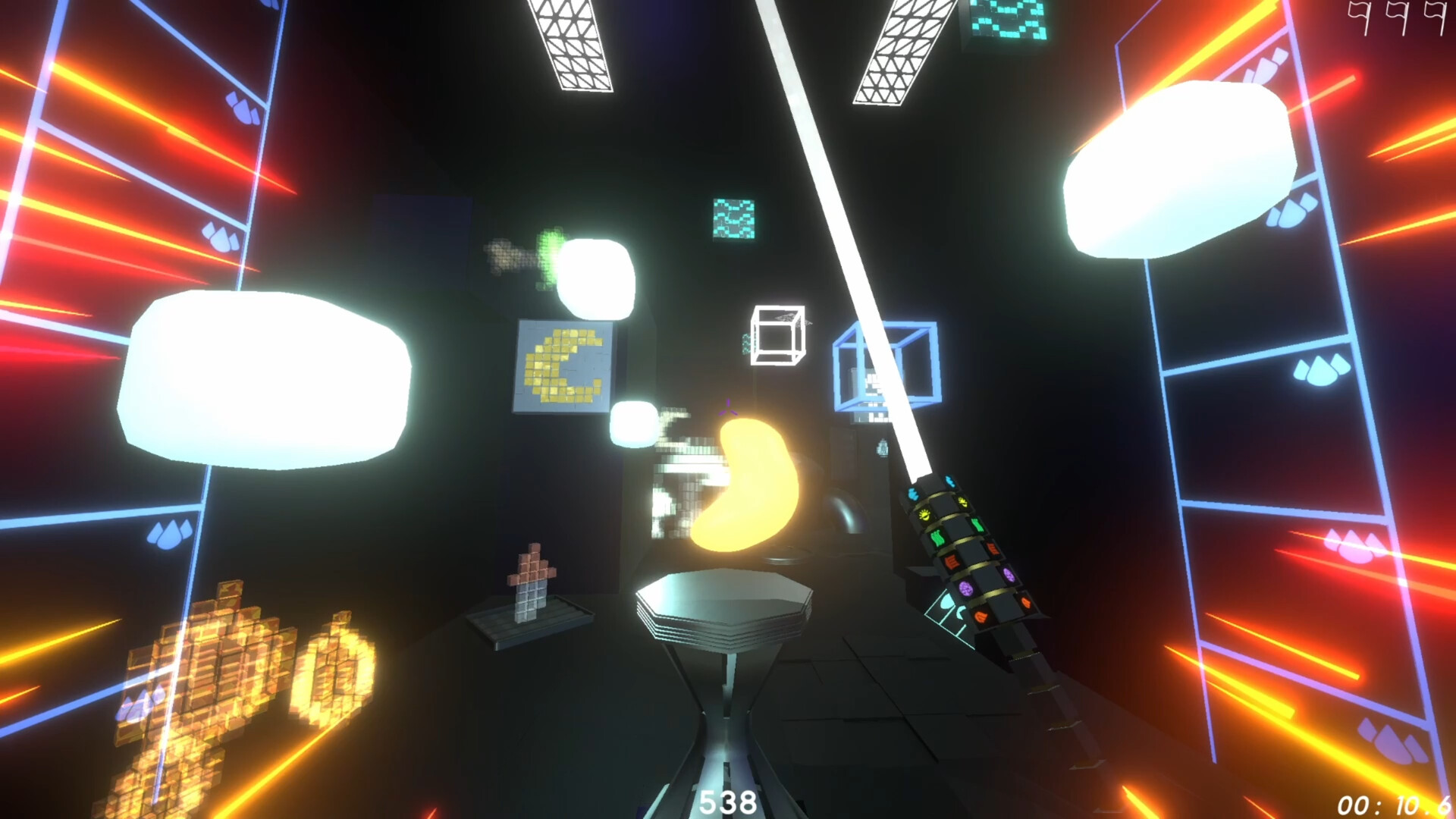 一個充滿綠色植物和瀑布的自然主題關卡，結構複雜。