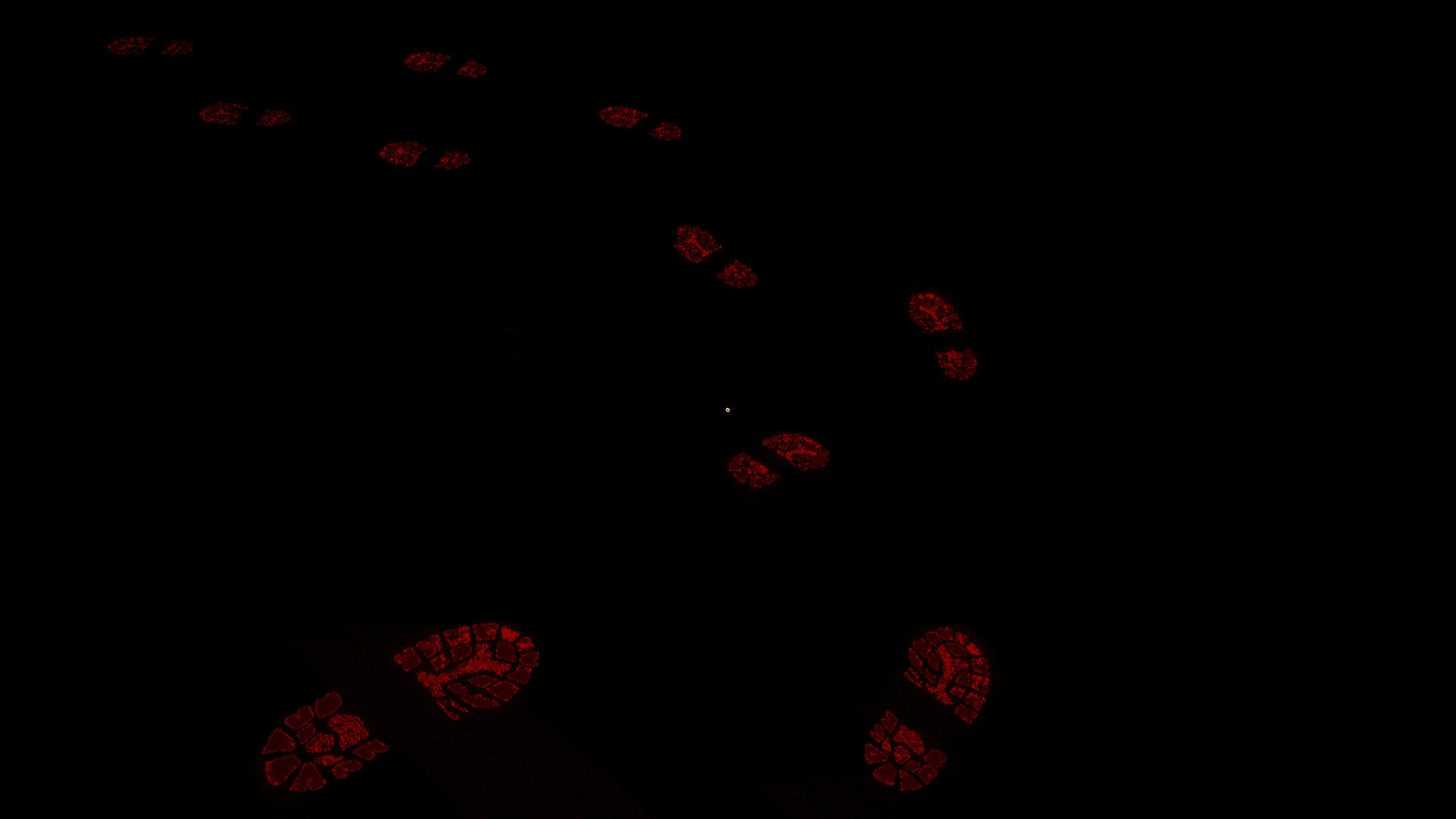 一個黑暗的房間裡，畫板上似乎留下了重要的信息。