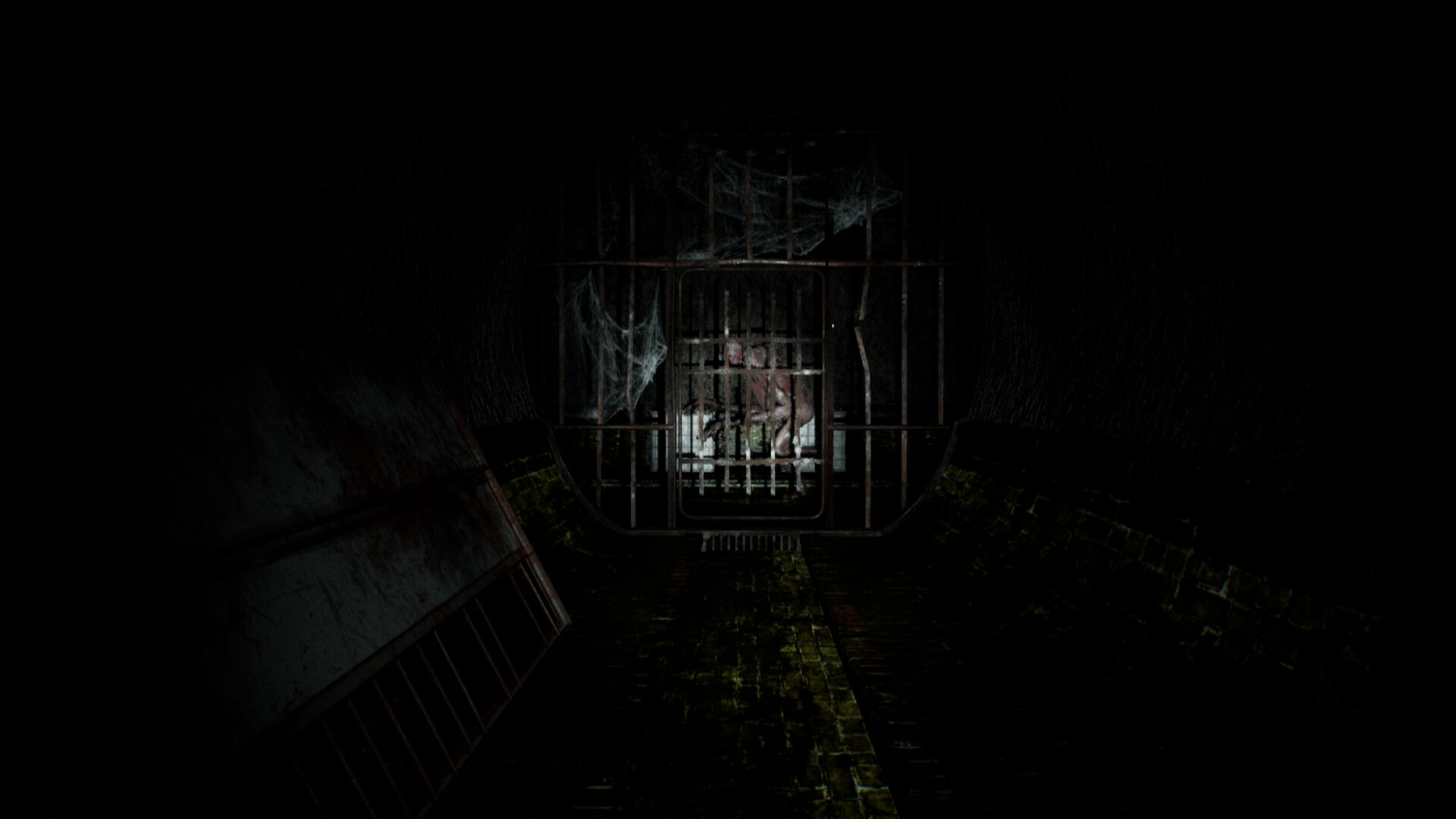 遊戲中的一個恐怖場景，一個被血跡覆蓋的房間中央，有一個被布單蓋住的人形物體。