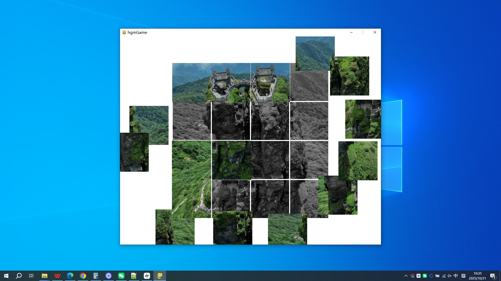 遊戲中一幅拼圖的遊玩介面,可見被打亂的碎片和灰色的背景輪廓。