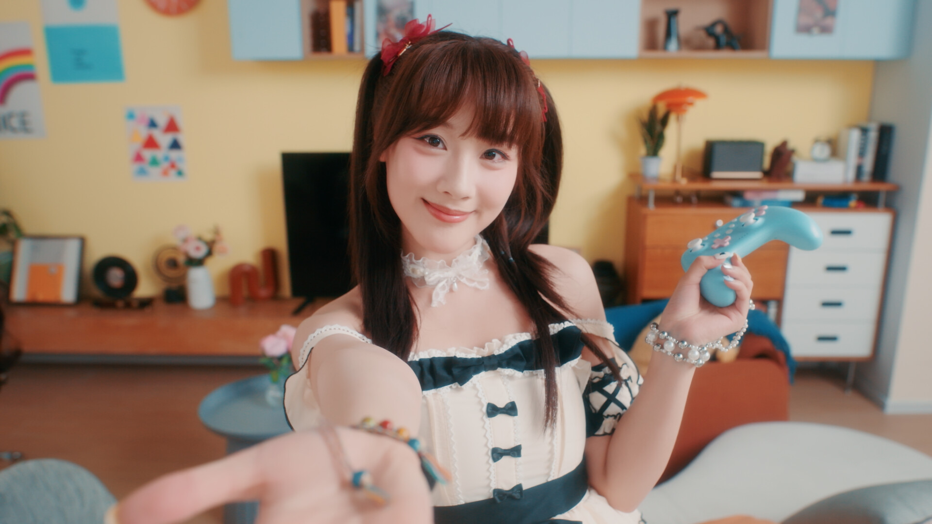 遊戲場景截圖，男主角與其中一位女主角在室內對話。