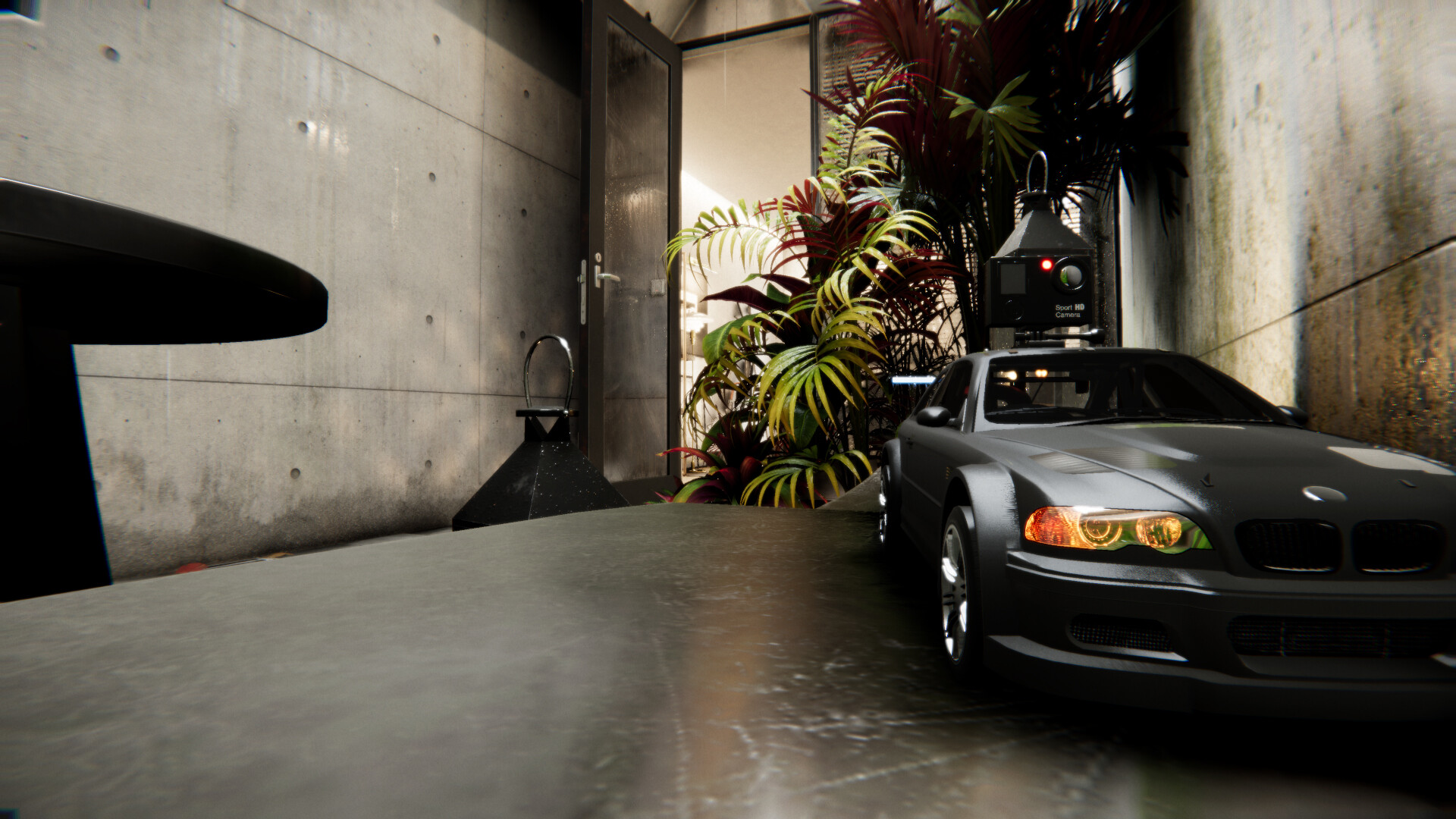 一輛遙控車在充滿陽光的房間裡,展示了遊戲溫馨而有趣的氛圍。