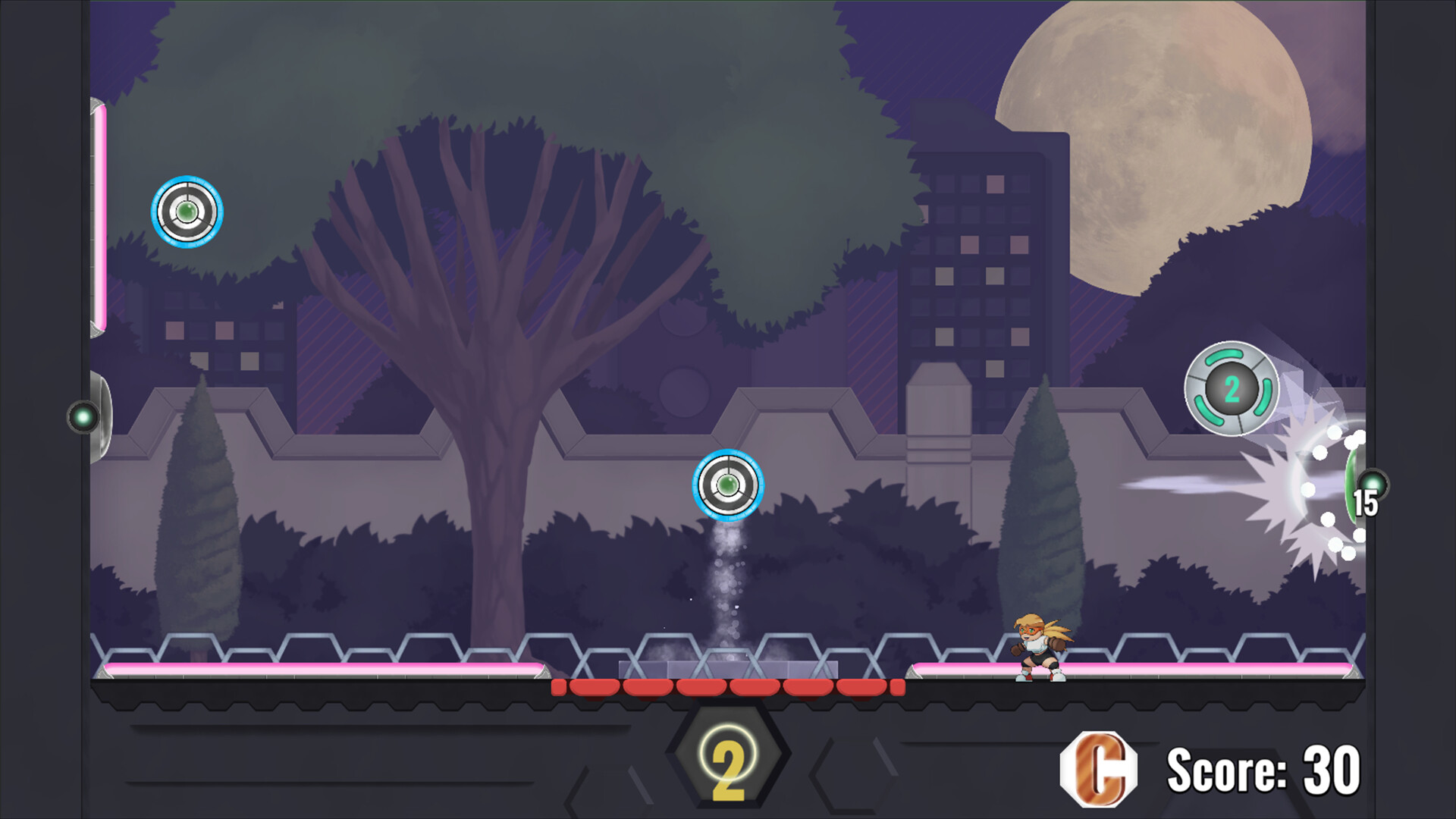 索娜在一個戶外訓練場般的關卡中，周圍有綠色的植物和藍天。