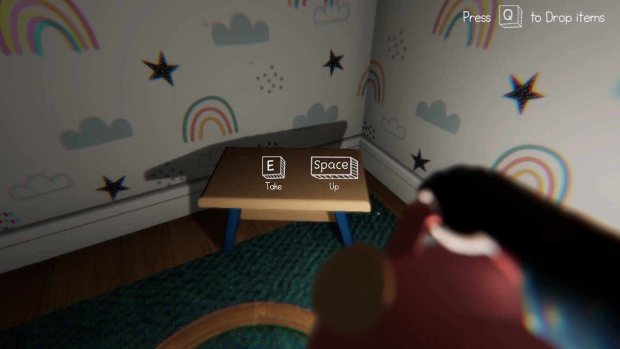 遊戲中一個詭異的場景，牆上掛著多幅畫作。