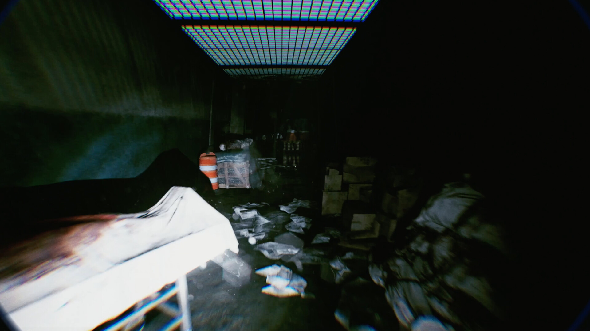 一個詭異的室內場景，牆上掛著鹿頭標本，氣氛陰森。