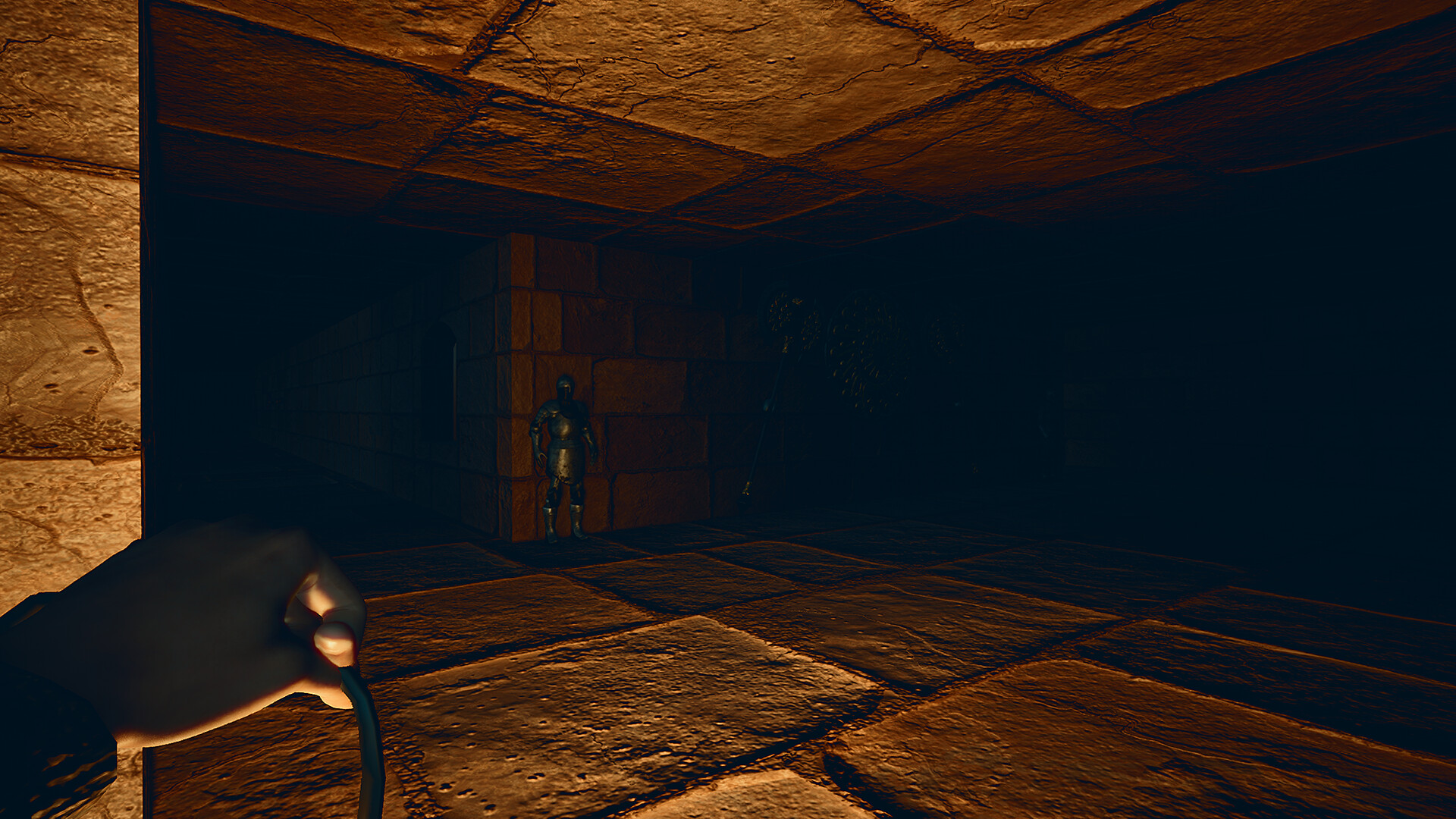 遊戲中一個陰暗的房間，牆壁斑駁，充滿神秘符號。