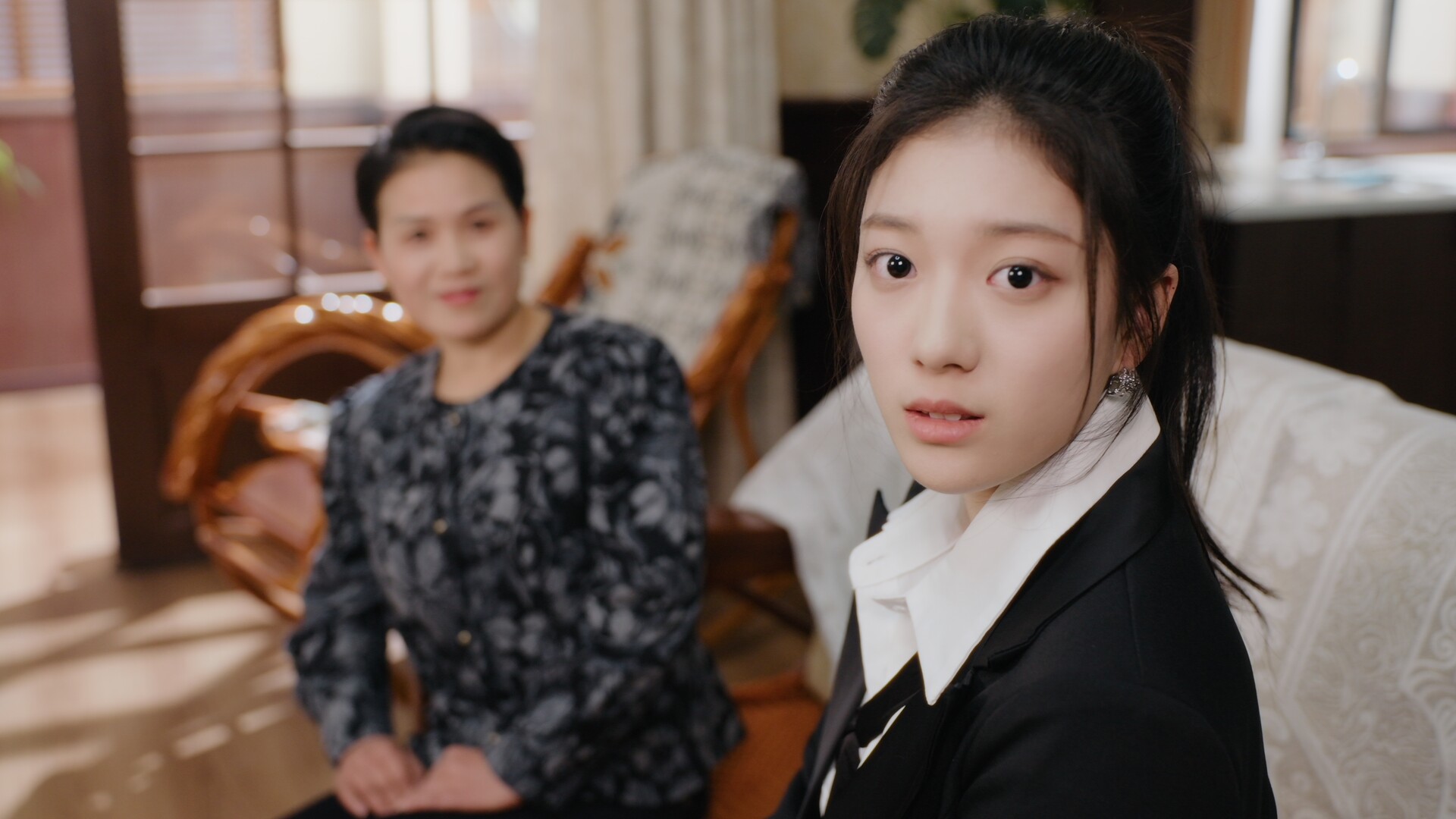 遊戲中的一位女性角色，表情溫柔