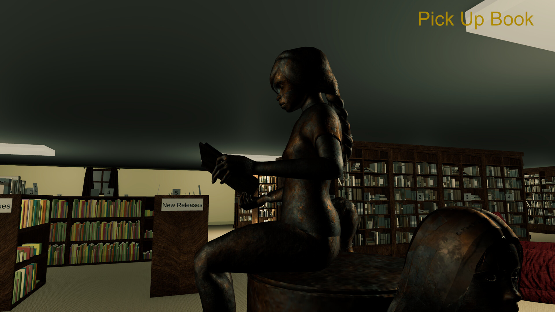 玩家使用手電筒在黑暗的圖書館中探索