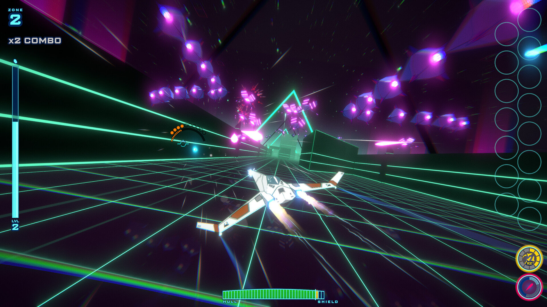 遊戲中,玩家駕駛戰機在充滿霓虹光影的城市峽谷中穿梭