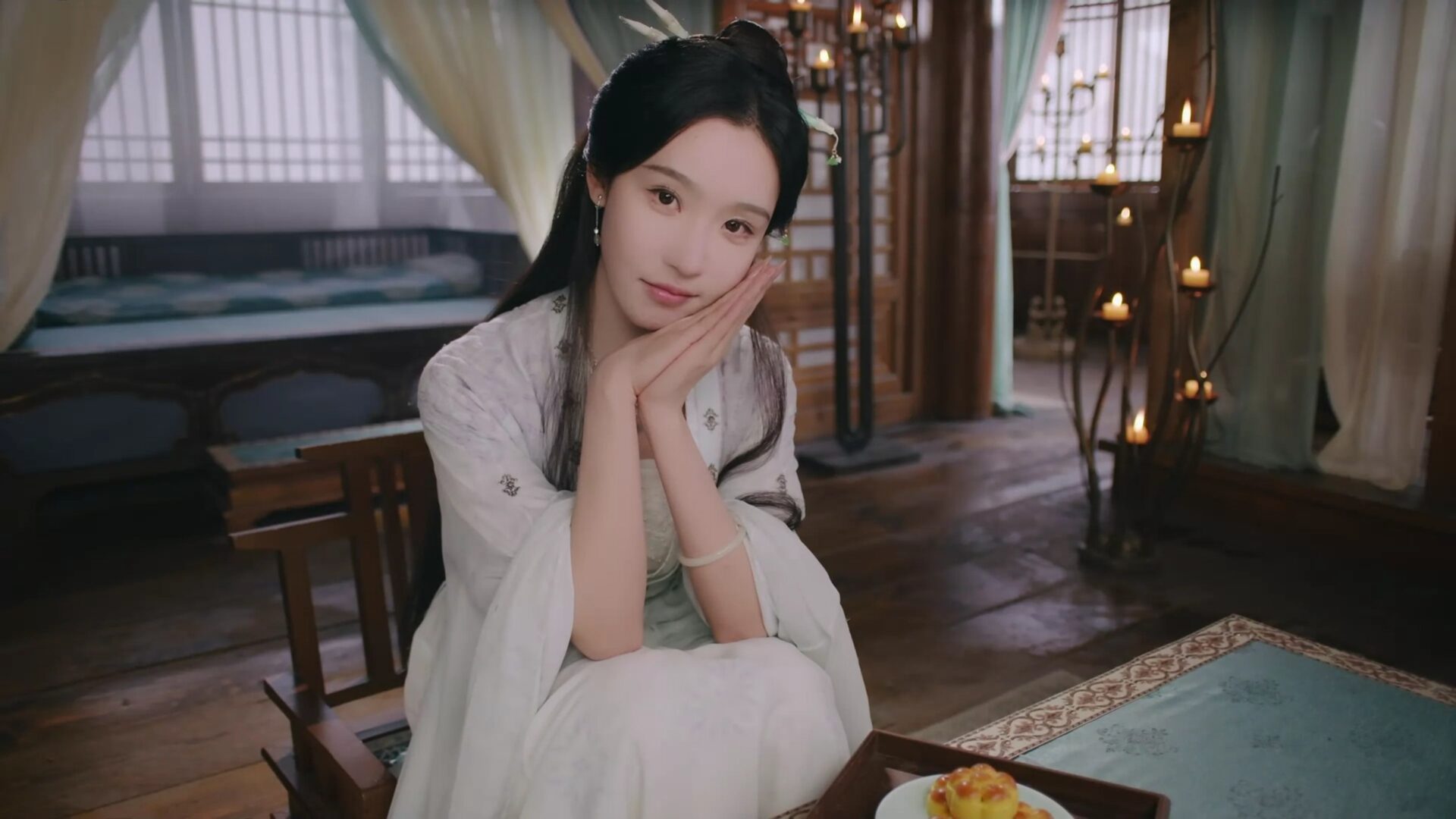 一名女性角色在書房中，似乎在思索著什麼。