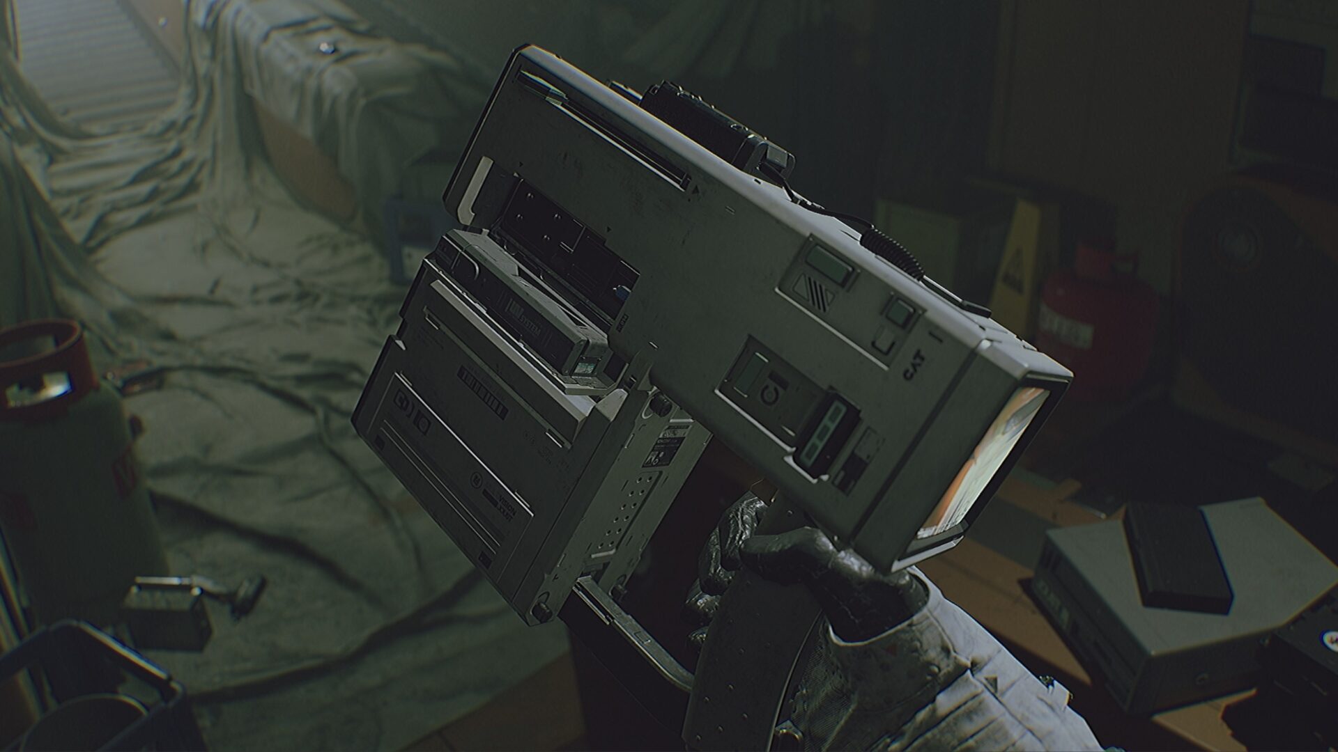 玩家手持 C.A.T. 工具進行環境探測與防禦