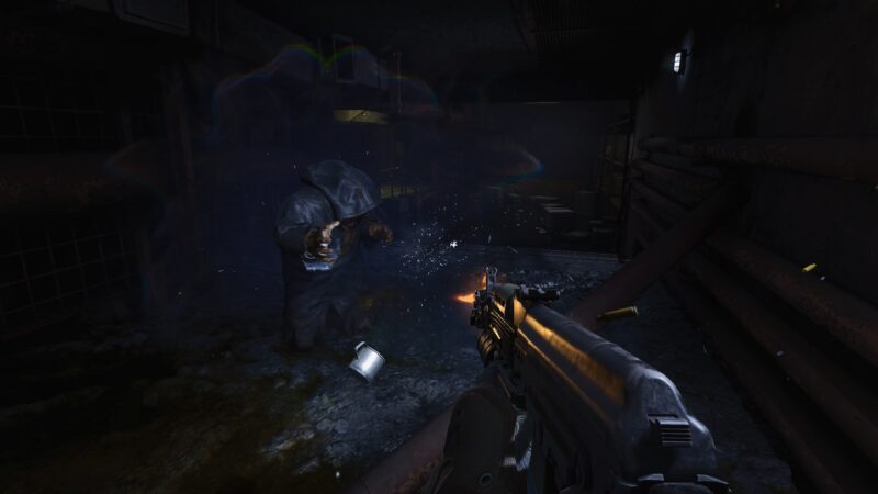 潛行者在雨夜中與變異生物對峙。