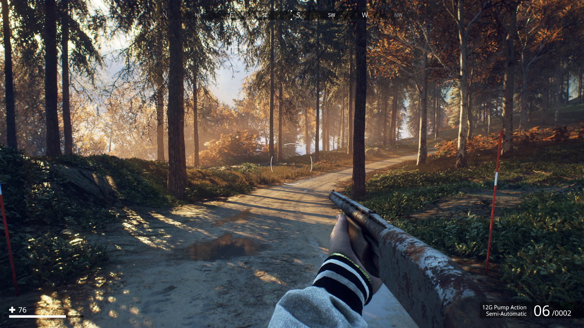 在黃昏的森林中，玩家悄悄接近前方的建築