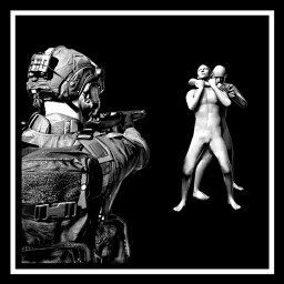 特警隊員在充滿煙霧的環境中推進