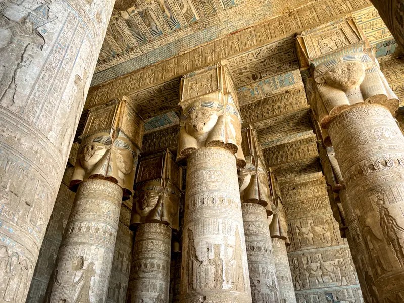 丹德拉神廟內部精美的雕刻與圓柱。