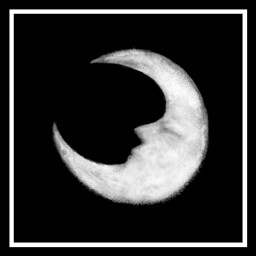 玩家在昏暗的房間內進行攻堅