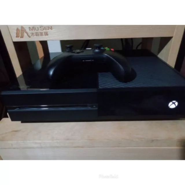 Xbox One 500g 主機與手把實拍圖