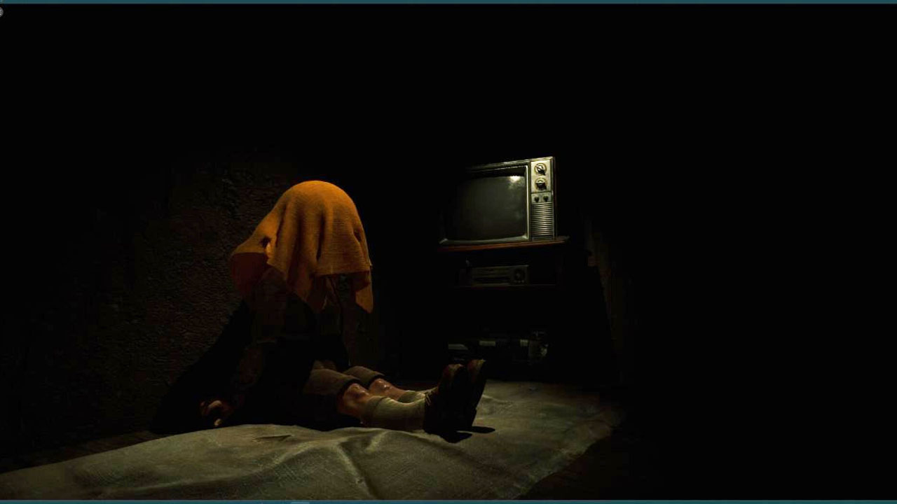 一個頭上蓋著毯子的小孩假人。