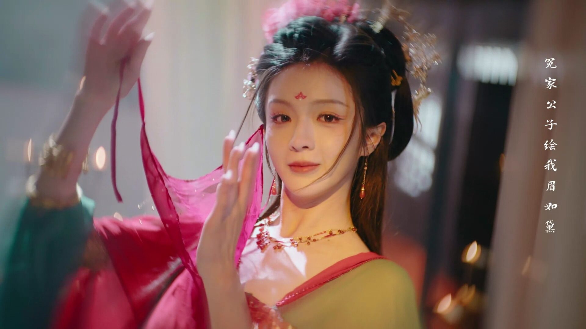 女主角之一身著華麗古裝，眼神中帶著一絲憂鬱。