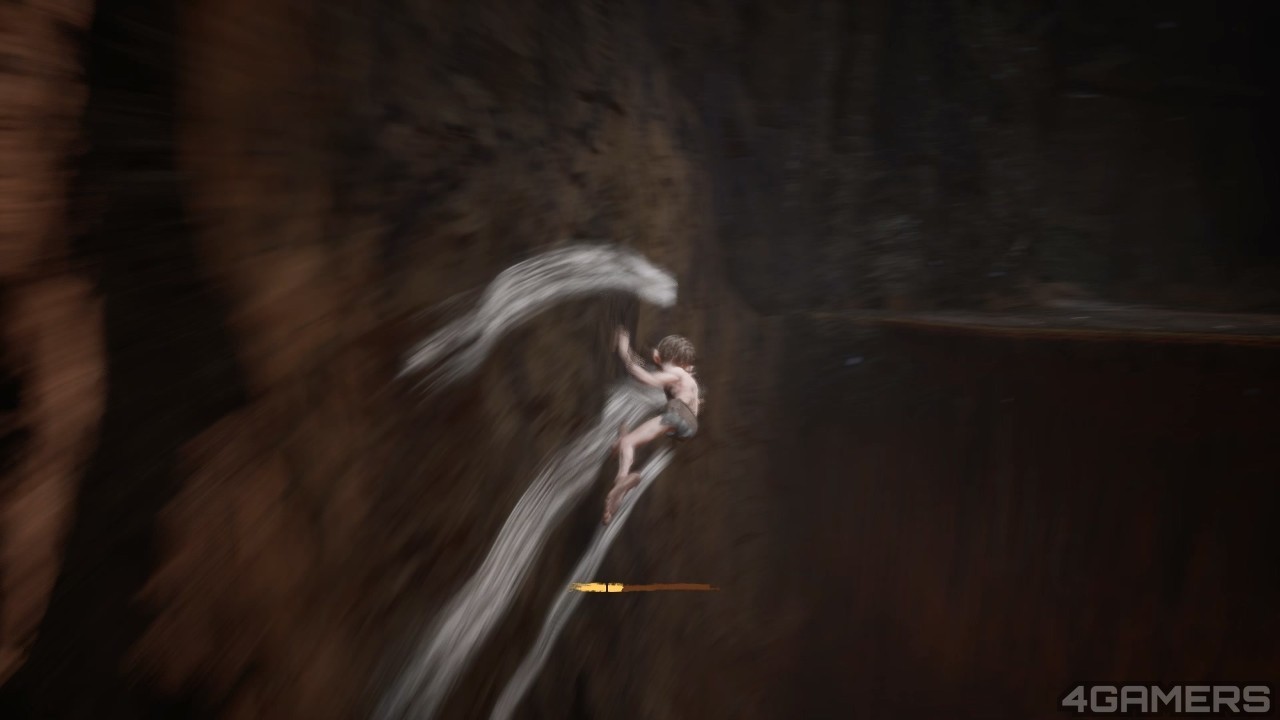 咕嚕躲在草叢中潛行