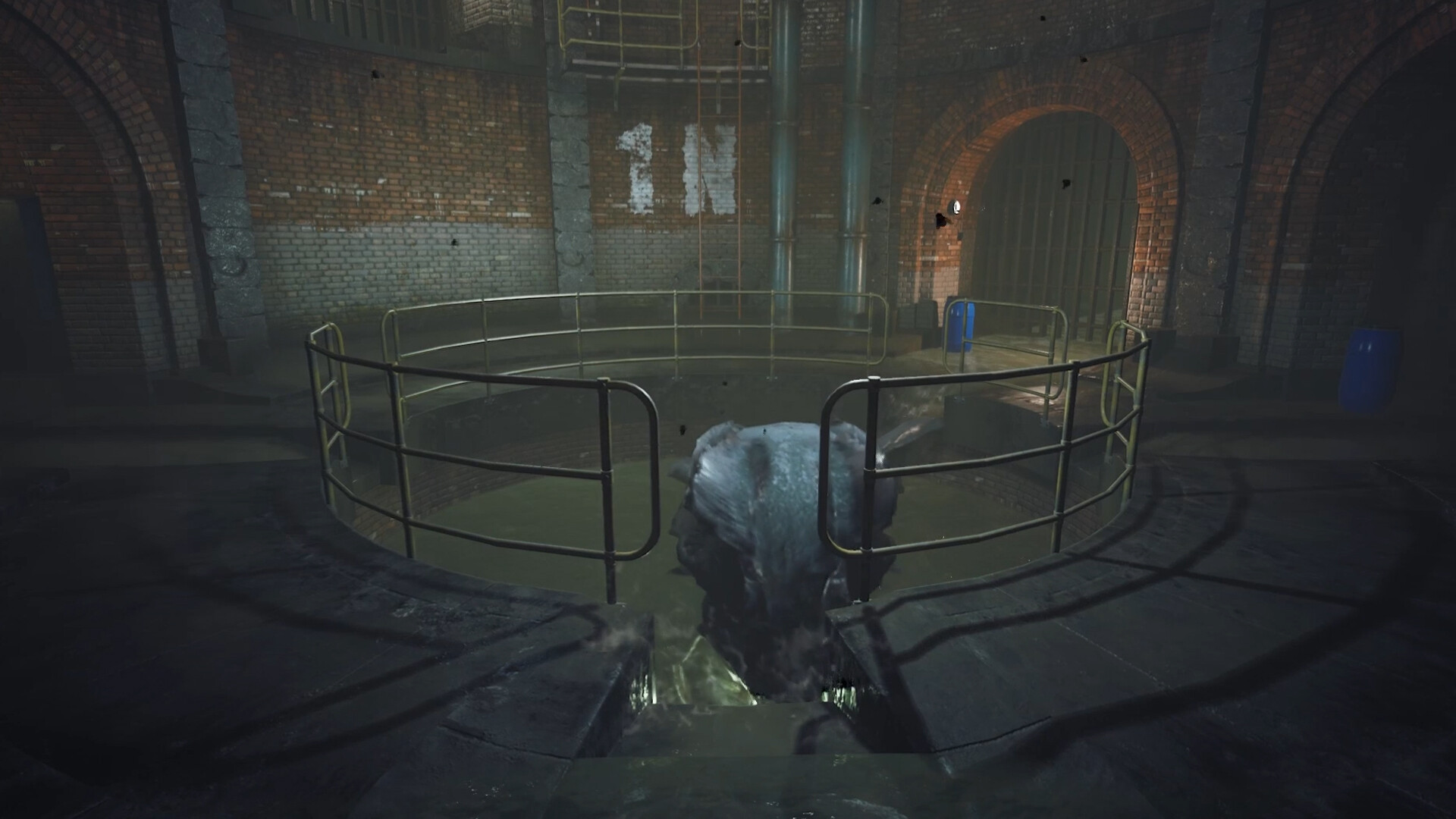 主角在看似圖書館或辦公室的廢棄房間內探索，尋找關鍵道具