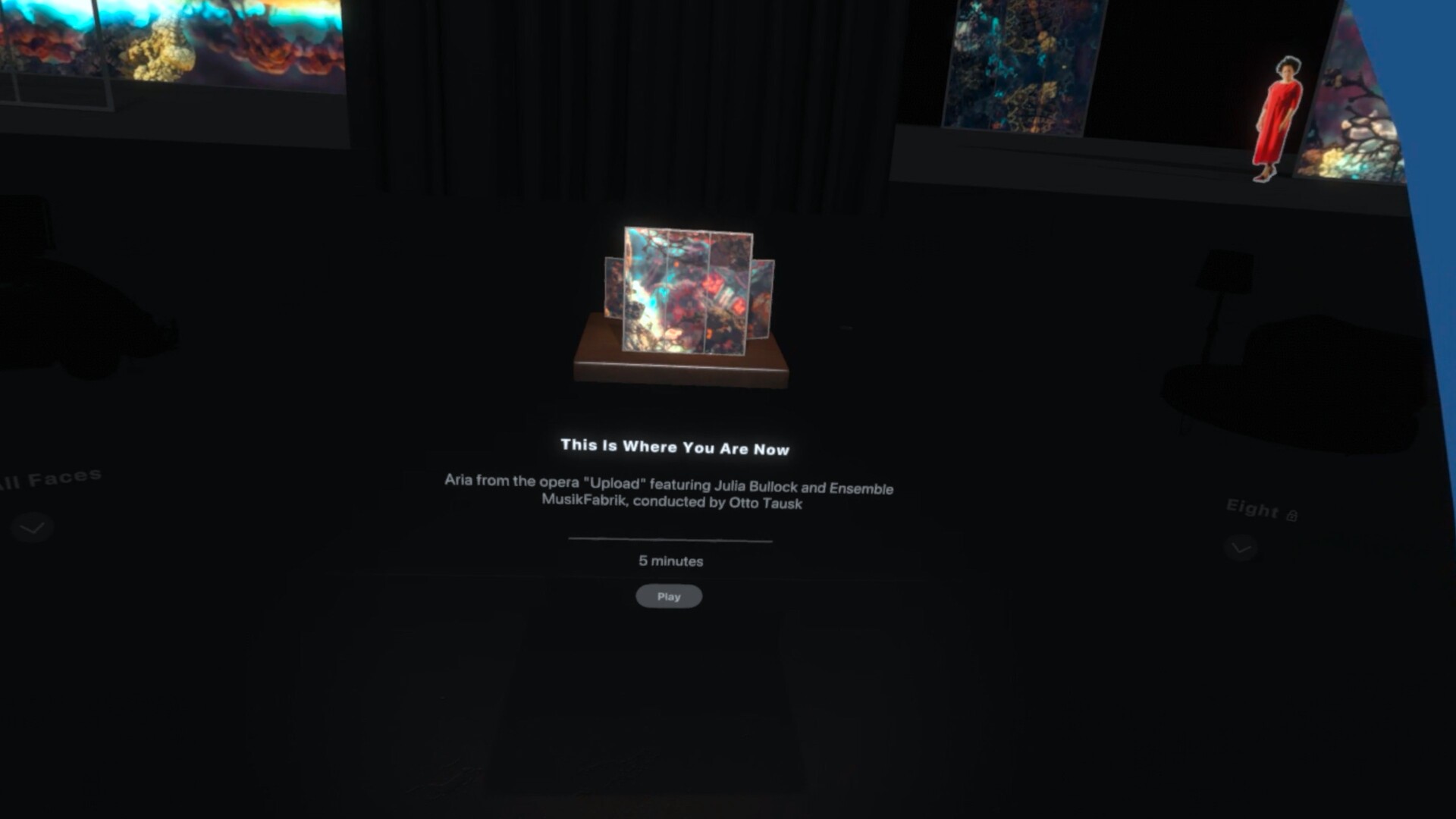 一位女性角色站在一個空曠的房間中，光線從窗外透入，營造出孤獨而引人深思的氛圍。