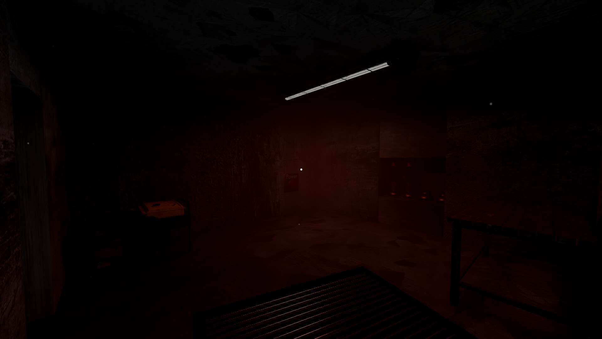 一間病房的內部，光線從窗戶透入，照亮了塵埃和混亂的景象。