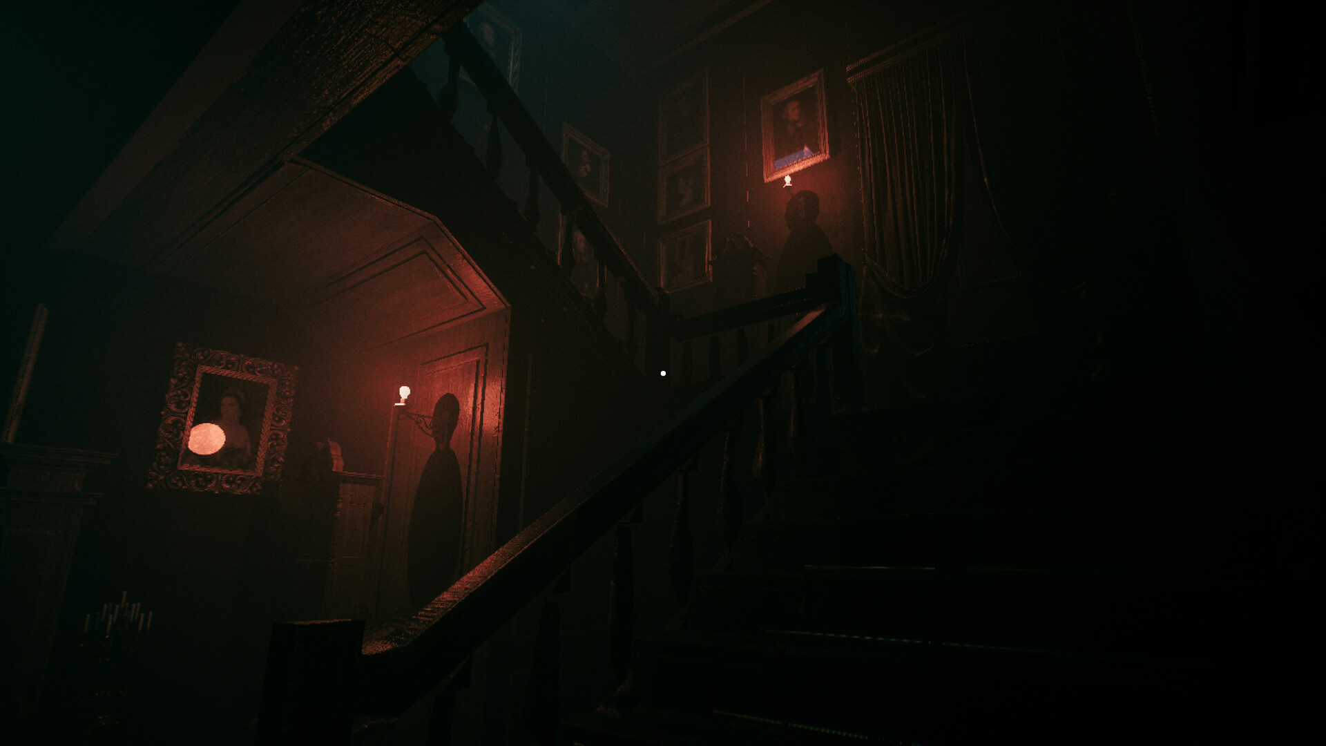 近距離觀察豪宅內的細節,牆上的紋理與光影交織出不安的氣息