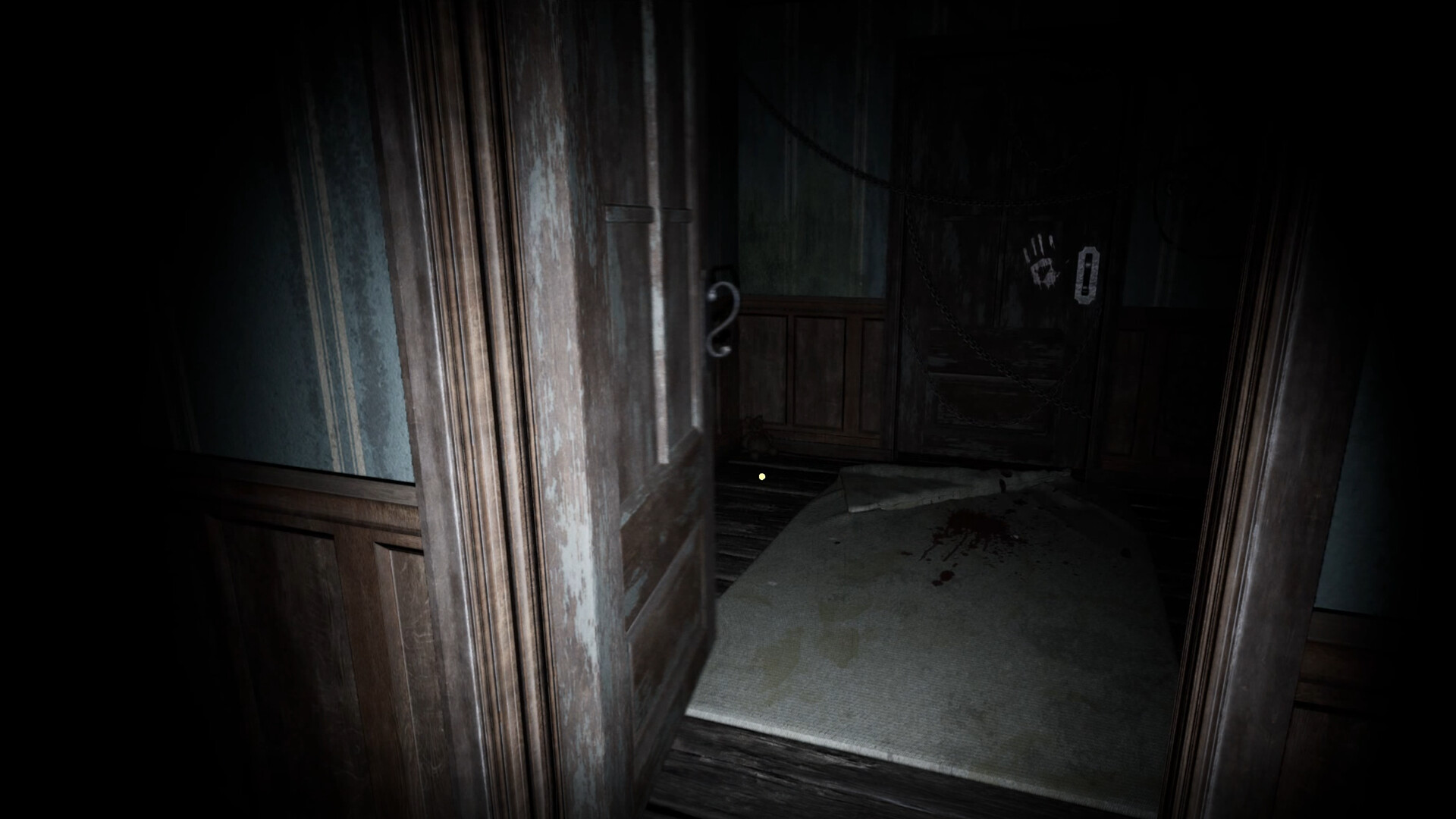 戶外場景展示，陰鬱的天空與荒涼的農場構築出絕望的世界觀。