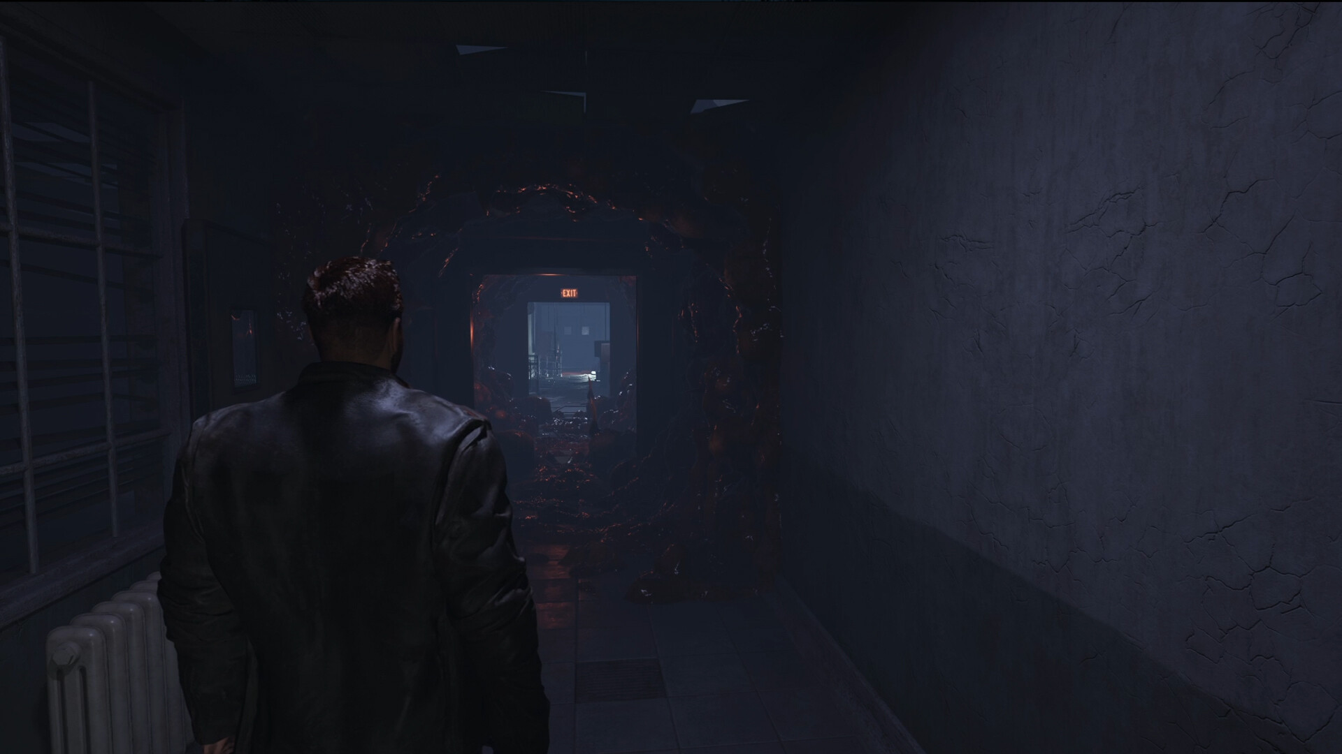 遊戲場景截圖，展示了荒廢的地鐵站內部，光影效果營造出詭譎的氣氛