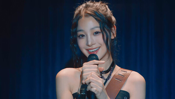 主角與五位女主角在海邊的合影，氣氛歡樂。