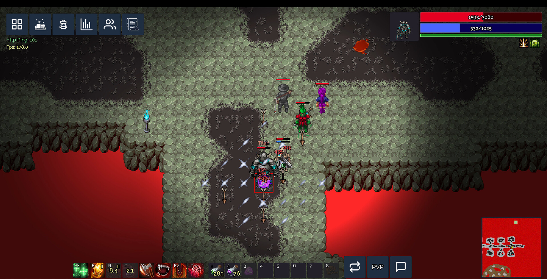 玩家角色在陰暗的洞穴中與骷髏怪物戰鬥。