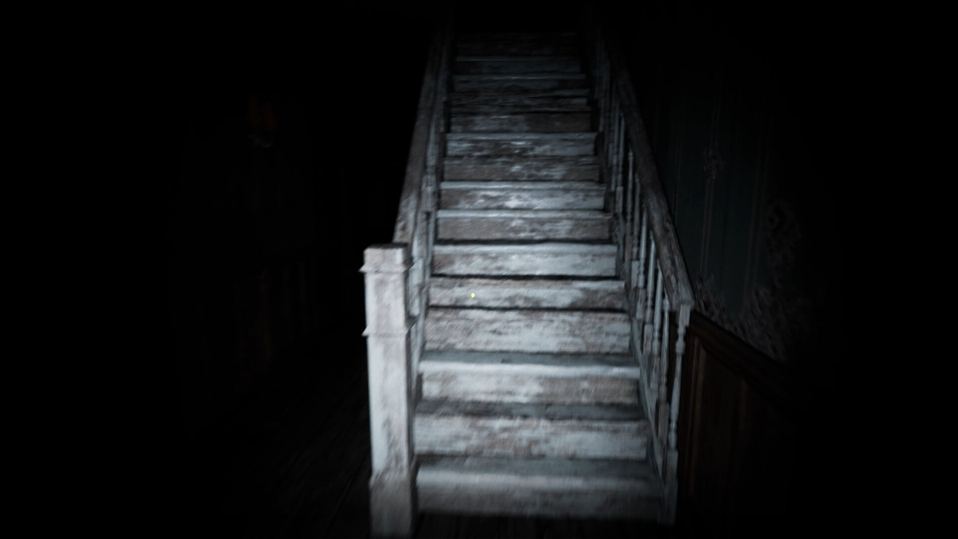 第一人稱視角下的探索畫面，手持光源照亮前方未知的恐怖。