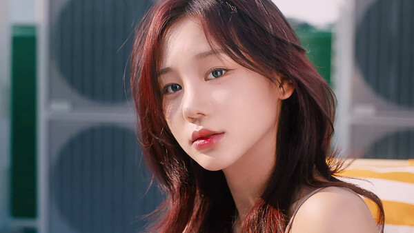 主角與其中一位女主角在浪漫的場景下深情對視。