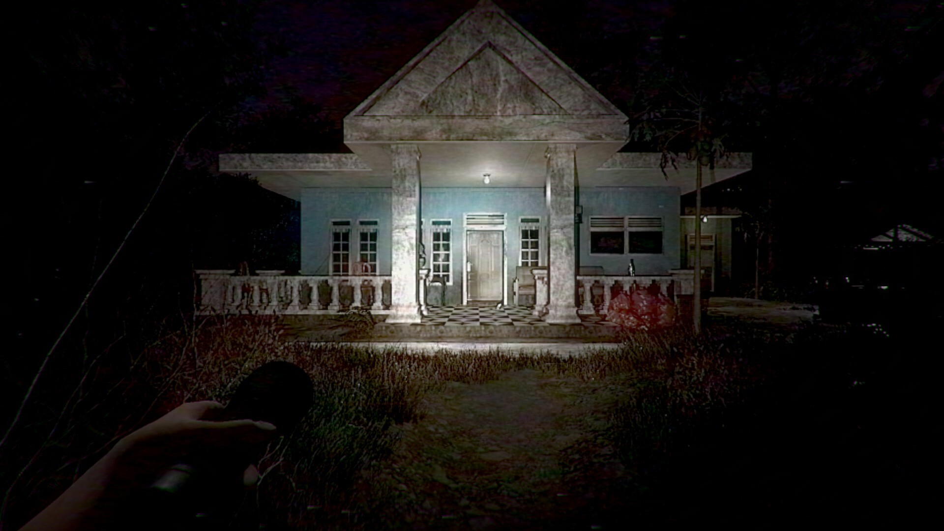 室內場景截圖,老舊的電視機與傢俱營造出生活感與詭異感