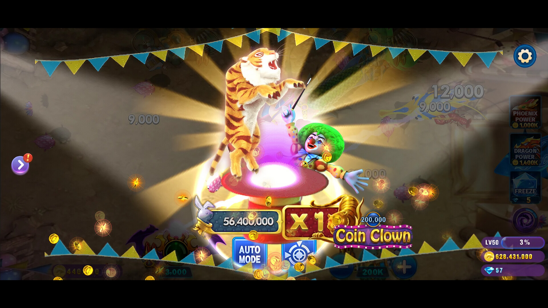 激烈的 BOSS 戰鬥畫面，展示了強大的火力特效與巨型敵人