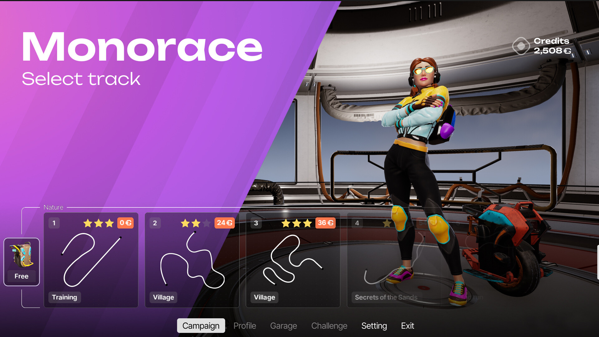 從第三人稱視角看，一名車手正在加速，賽道前方是一個巨大的彎道。