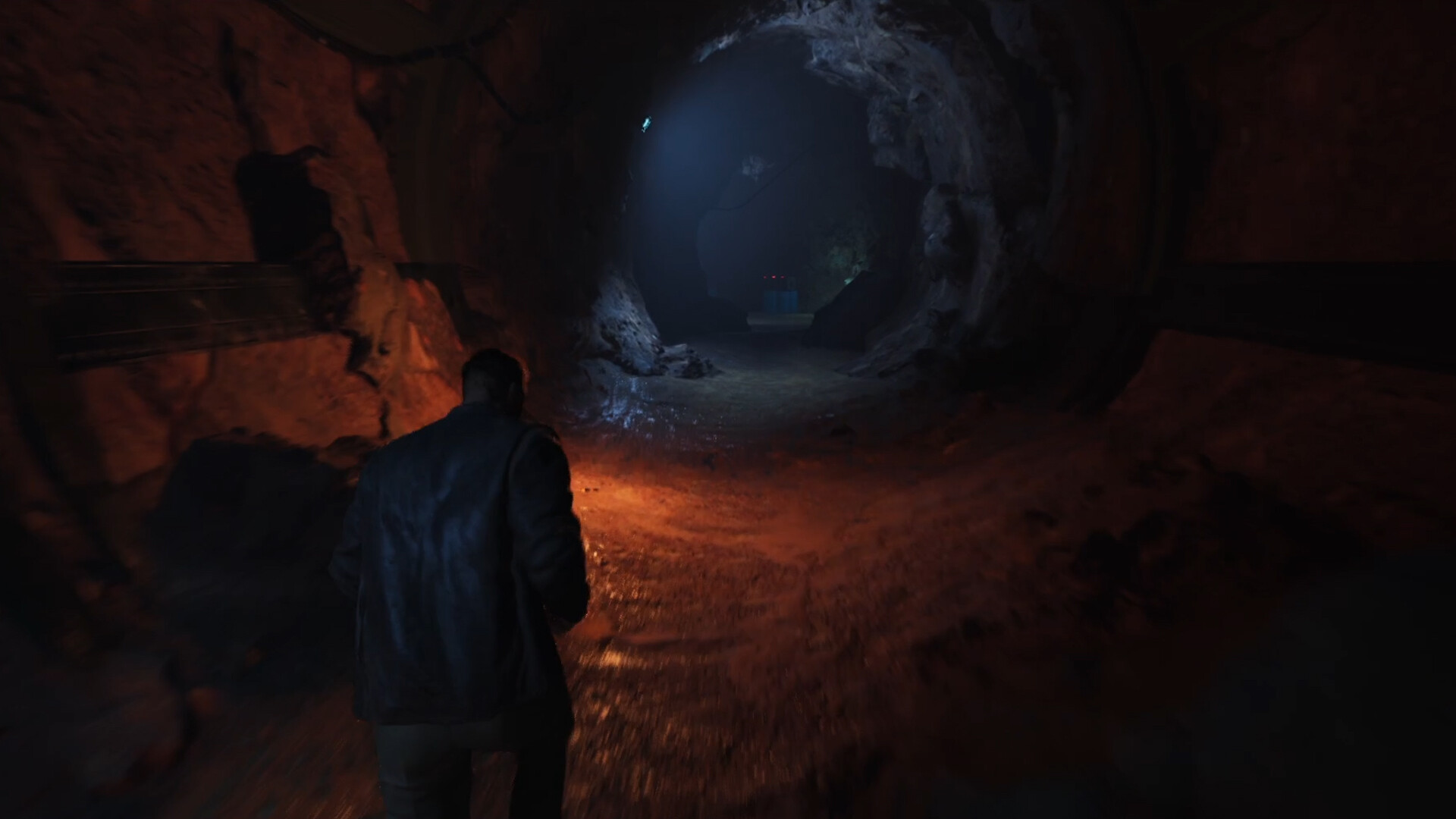 遊戲截圖展示了主角在昏暗的環境中手持槍械，準備應對前方未知的威脅