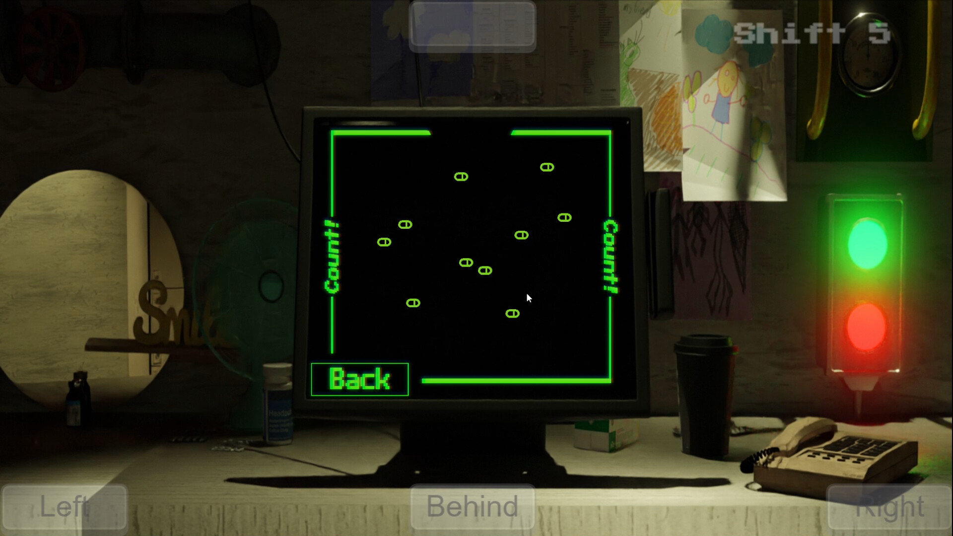 透過監視器畫面觀察店鋪情況，充滿顆粒感的畫面風格增強了恐怖感。