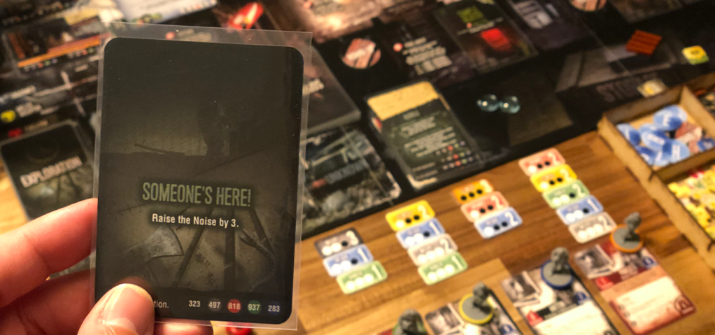 《我的戰爭》桌遊版遊戲設置,呈現出同樣黑暗的氛圍