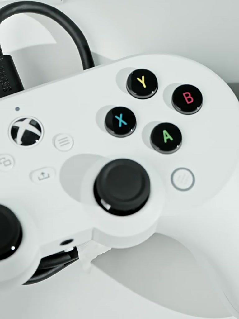 Xbox 玩家終結漂移噩夢!8BitDo Pro 2 霍爾搖桿版評測:千元價位制霸 FPS 戰場的高 CP 值神物