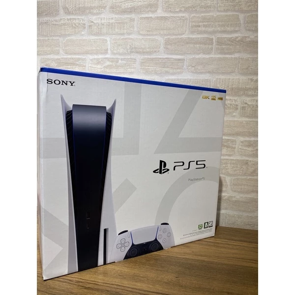 PS5 遊戲主機與 DualSense 手把展示