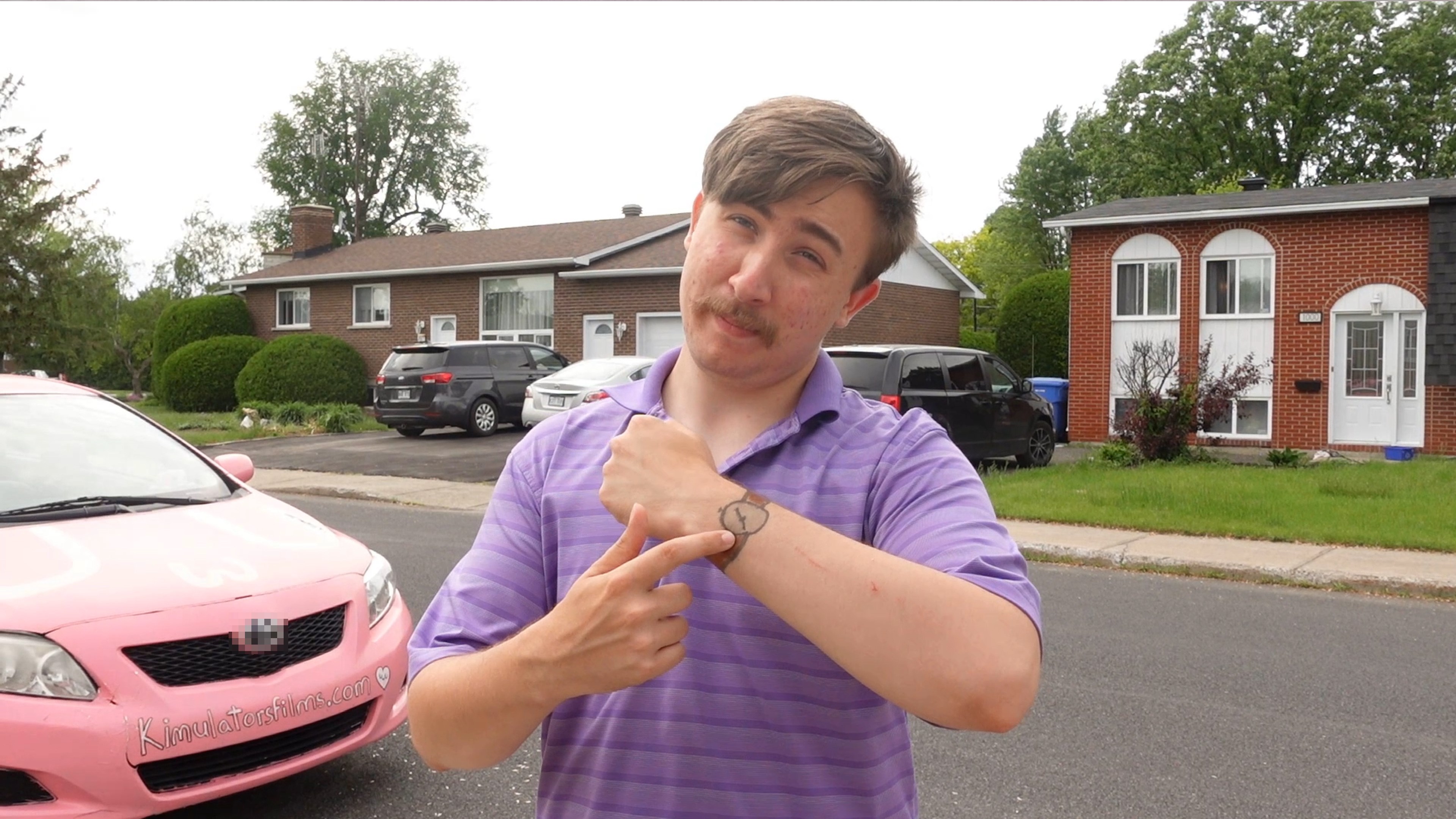 主角展示他畫的手錶