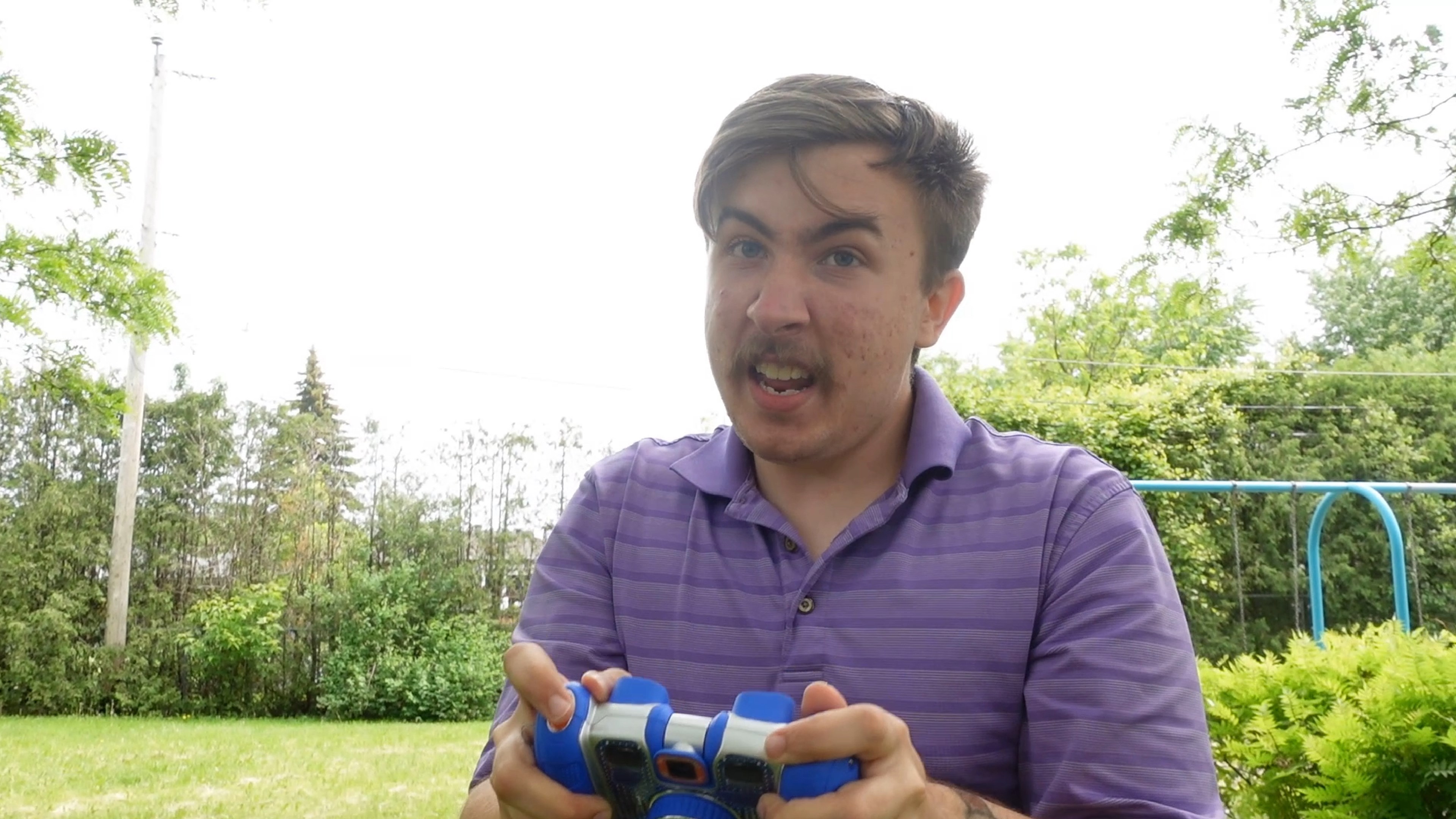 主角 Noah 準備為你拍照